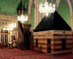 The site has different mosques like Al-Jawali Mosque, Uthman ibn Affan mosque, Sheikh Ali al-Bakka Mosque, Qazzazin Mosque, and the  Ibrahim hospice. 